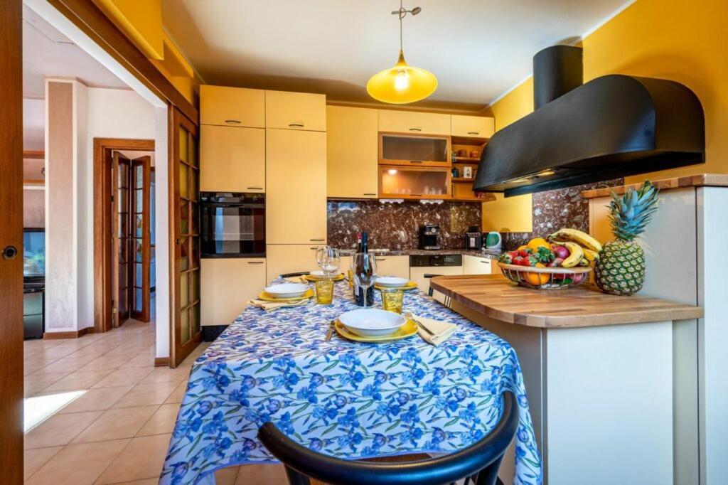 Villa Iris -Pet Friendly Stay - Garden - Private Parking- Bike Friendly Holiday House Colico Kültér fotó