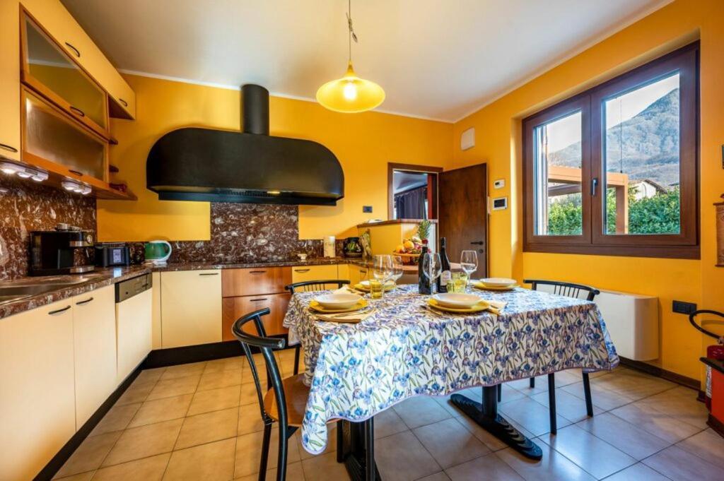 Villa Iris -Pet Friendly Stay - Garden - Private Parking- Bike Friendly Holiday House Colico Kültér fotó