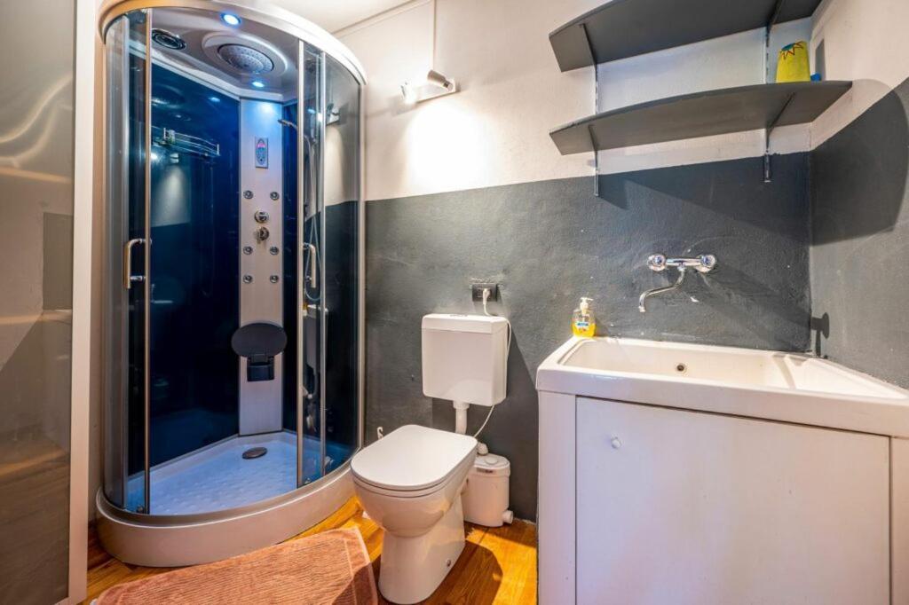 Villa Iris -Pet Friendly Stay - Garden - Private Parking- Bike Friendly Holiday House Colico Kültér fotó